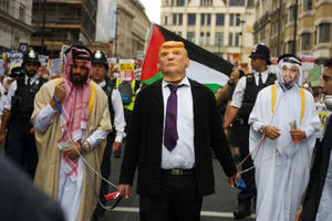 صحنه جالب در تظاهرات ضد آمریکایی لندن