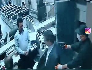 فیلم/ کارمندان بانک و مردم سارق مسلح را به دام انداختند