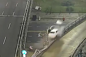 فیلم/ پرواز وحشتناک خودرو پس از تصادف!