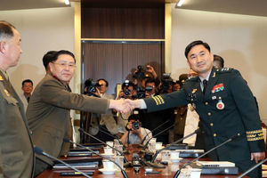 عکس/ مذاکره مقامات نظامی دو کره