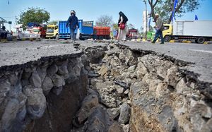 شکاف عمیق زمین پس از زلزله