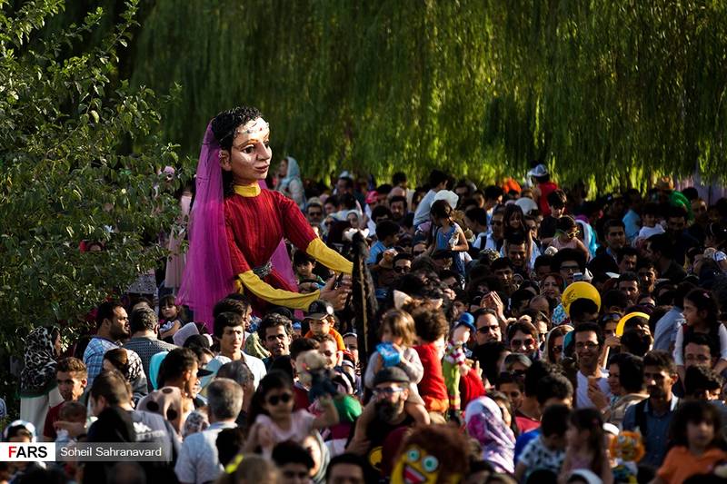 جشنواره عروسک‌ها در بوستان آب و آتش