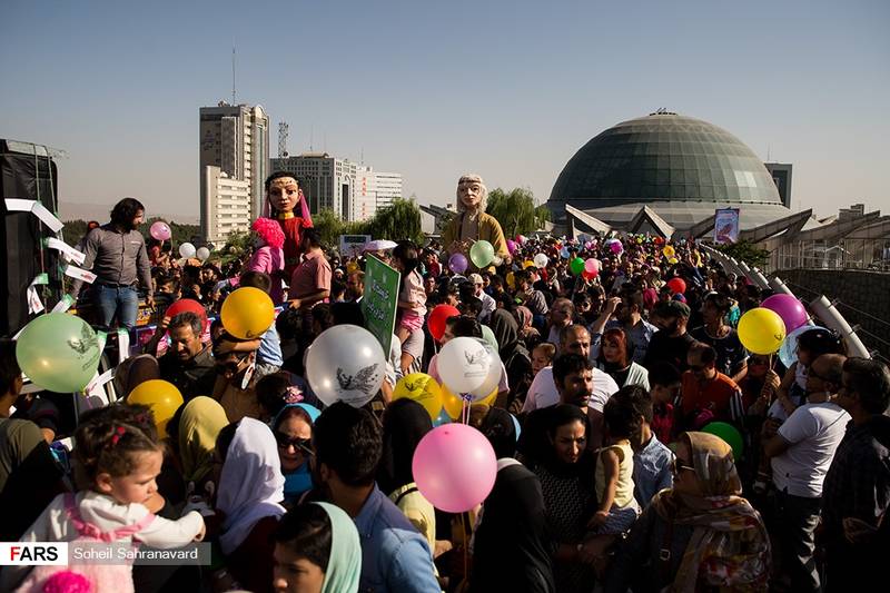 جشنواره عروسک‌ها در بوستان آب و آتش