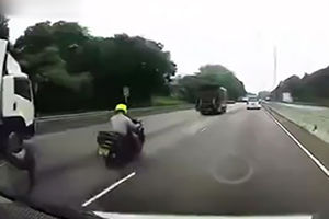 فیلم/ تصادف دلخراش موتورسیکلت با کامیون!