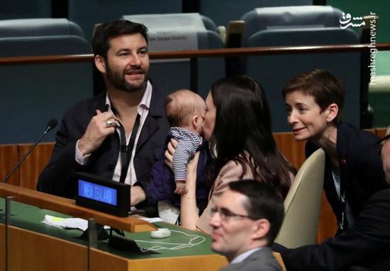 عکس/ نخست‌وزیری که با نوزادش به سازمان ملل رفت!