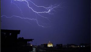 رعد و برق زیبا در آسمان نجف اشرف