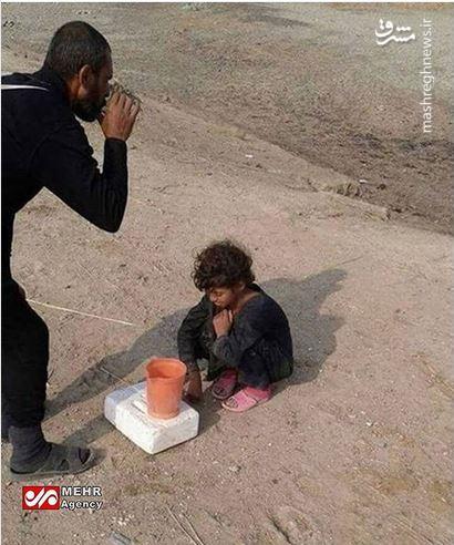 عکس/ پذیرایی یک کودک فقیر از زائران اربعین
