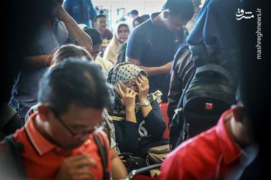 عکس/ خانواده مسافران هواپیمای سقوط کرده اندونزی