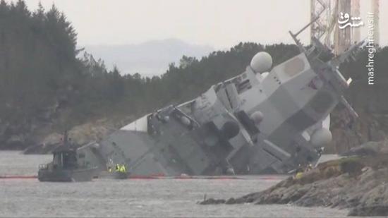 عکس/ ناو ارتش نروژ در حال غرق شدن