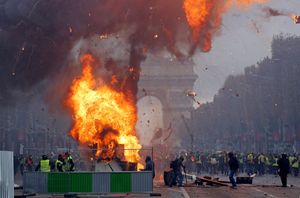 شلیک گاز اشک آور به سمت معترضان فرانسوی