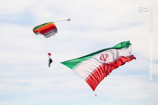عکس/ اهتزاز پرچم ایران در آسمان کیش