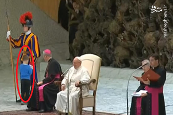 فیلم/ شیطنت یک کودک در مراسم رسمی با حضور پاپ!