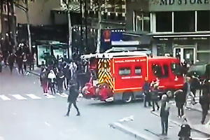 فیلم/ فرار آتش نشانان فرانسوی از دست معترضان!