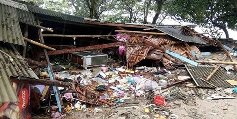 ۶۲ کشته و ۶۰۰ مجروح در سونامی اندونزی +عکس