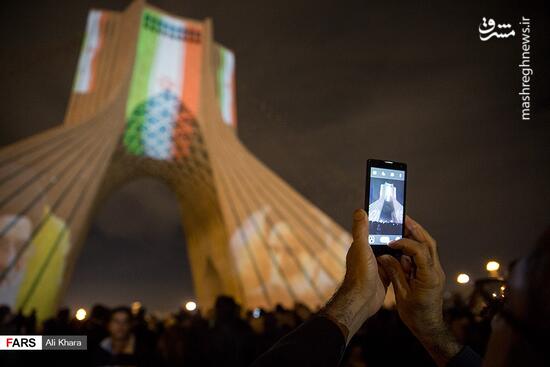 عکس/ نورافشانی در میدان آزادی در شب ۲۲ بهمن