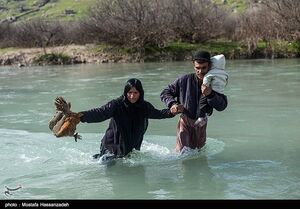 عکس/ منطقه محرومی که پُل عبور از رودخانه هم ندارند!