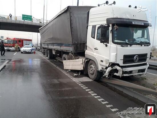 عکس/ جاری‌شدن گازوئیل کامیون در بزرگراه آزادگان