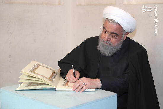 عکس/ تقریر روحانی در دفتر یادبود بیت امام(ره) در نجف