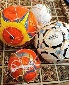 برگزاری مسابقه فوتبال بین بچه‌های سیل‌زده +عکس