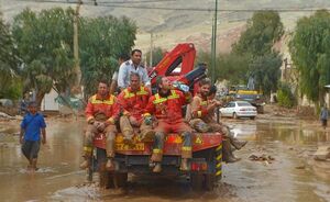 حضور آتش نشانان داوطلب در مناطق سیل زده