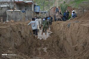 روستای «بابازید» پلدختر همچنان مدفون در گل و لای