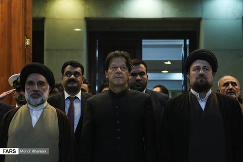 عکس/ ادای احترام نخست وزیر پاکستان به مقام شامخ امام راحل(ره)