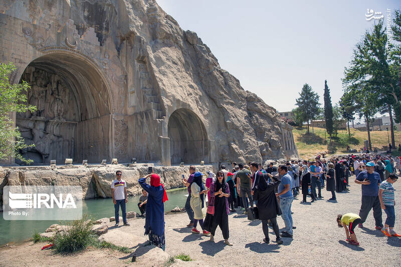 عکس/ حضور گردشگران در تاق بستان کرمانشاه