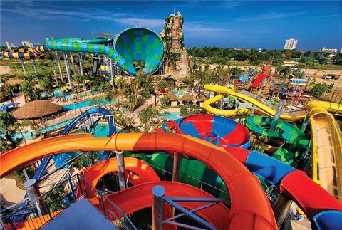 فیلم/‌حرکات باورنکردنی با موتور در پارک آبی