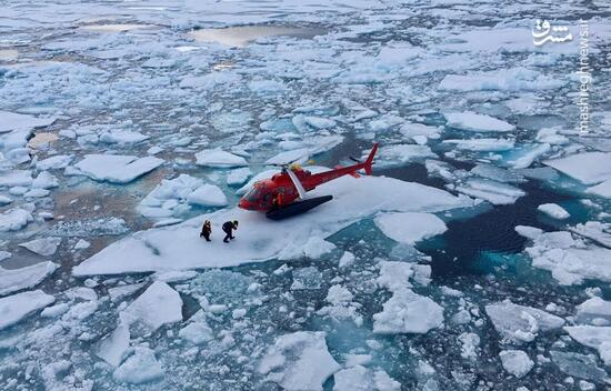 عکس/ فرود هلیکوپتر بر روی یک تکه یخ