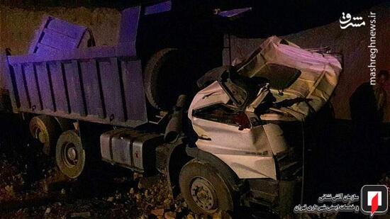 عکس/ سقوط مرگبار کامیون به گودال ۱۰ متری