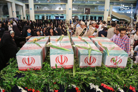 عکس/ دعای عرفه در کنار شهدای گمنام