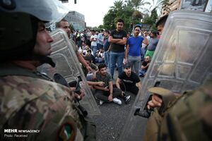 فیلم/ معترضان لبنانی پرچم دشمنشان را آتش زدند