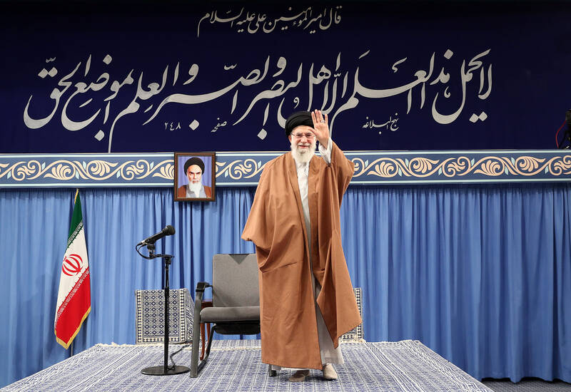 مذاکره با آمریکا نتیجهای ندارد چون هیچ امتیازی نمیدهند/ معطل ماندن برای برجام و برنامه فرانسویها کشور را دچار رکود و عقبماندگی میکند