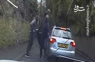 فیلم/ حمله سارقان دیوانه به خودروی پلیس زن!