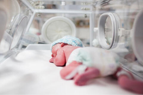 عکس/ تولد اولین نوزاد از مادر کرونایی در قم