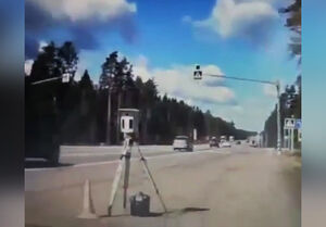 فیلم/ حمله دیوانه‌وار راننده به دوربین کنترل سرعت!