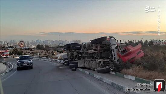 عکس/ واژگونی کامیون حامل سیمان در تهران