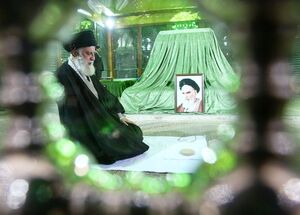 تصویری متفاوت از رهبر انقلاب در مرقد امام خمینی (ره)