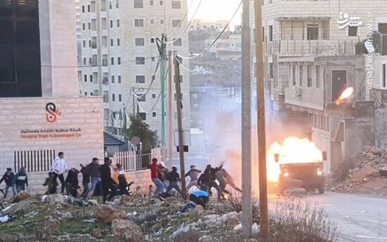 فلسطینی‌ها خودروی نظامی اسرائیلی را در رام‌الله به آتش کشیدند +فیلم