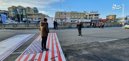 عکس یادگاری ۲۲ بهمن روی پرچم آمریکا