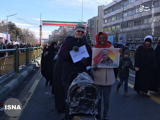 عکس/ حضور زوج توریست در راهپیمایی ٢٢بهمن