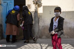 عکس/ توزیع بسته‌های بهداشتی در محله هرندی