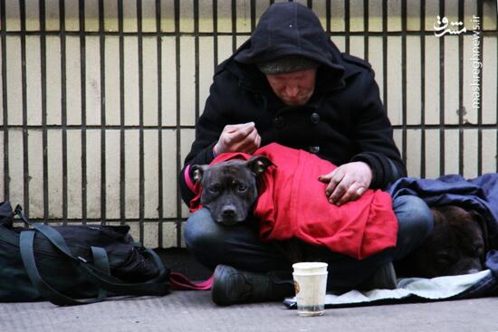 جریمه افراد بی‌خانمان‌ به جرم بیرون ماندن از خانه در زمان فاصله‌گذاری اجتماعی! +عکس