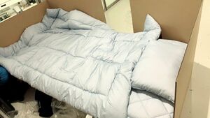 فیلم/ مسافران فرودگاه ژاپن در تخت‌خواب‌های مقوایی