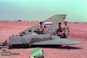 عکس یادگاری با لاشه جنگنده ارتش بعثی عراق
