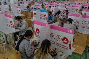 تصویری جالب از سالن غذاخوری یک کارخانه چینی