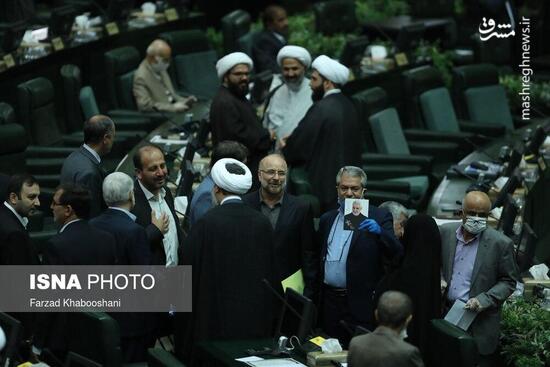 تصویر حاج قاسم در دستان یکی از نمایندگان مجلس