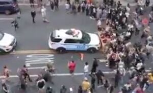 فیلم/ سانسور لحظه زیرگرفتن معترضان توسط پلیس آمریکا