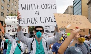 فیلم/ حمایت کادر درمانی در ایالت‌های آمریکا از معترضان