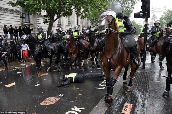 عکس/ وحشیگری پلیس اسب‌سوار لندن